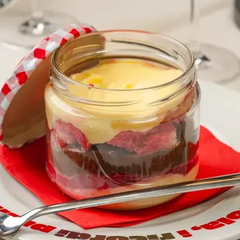 Zuppa Inglese nel barattolo di vetro, sul piattino con il tovagliolo rosso