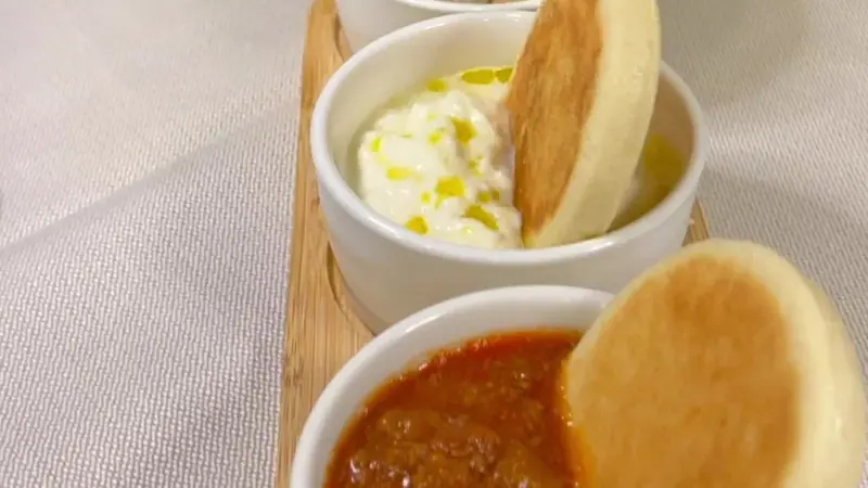 Tigelle calde con le salse da scarpetta, nelle ciotoline