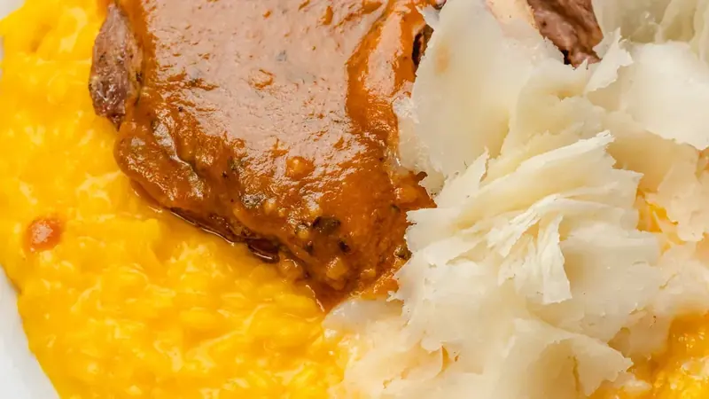 Risotto giallo con l'ossobuco e scaglie di formaggio
