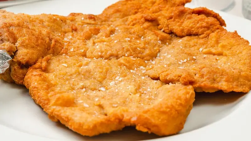 La Milanese col manico nel piatto, costoletta di vitello con l'osso dorata