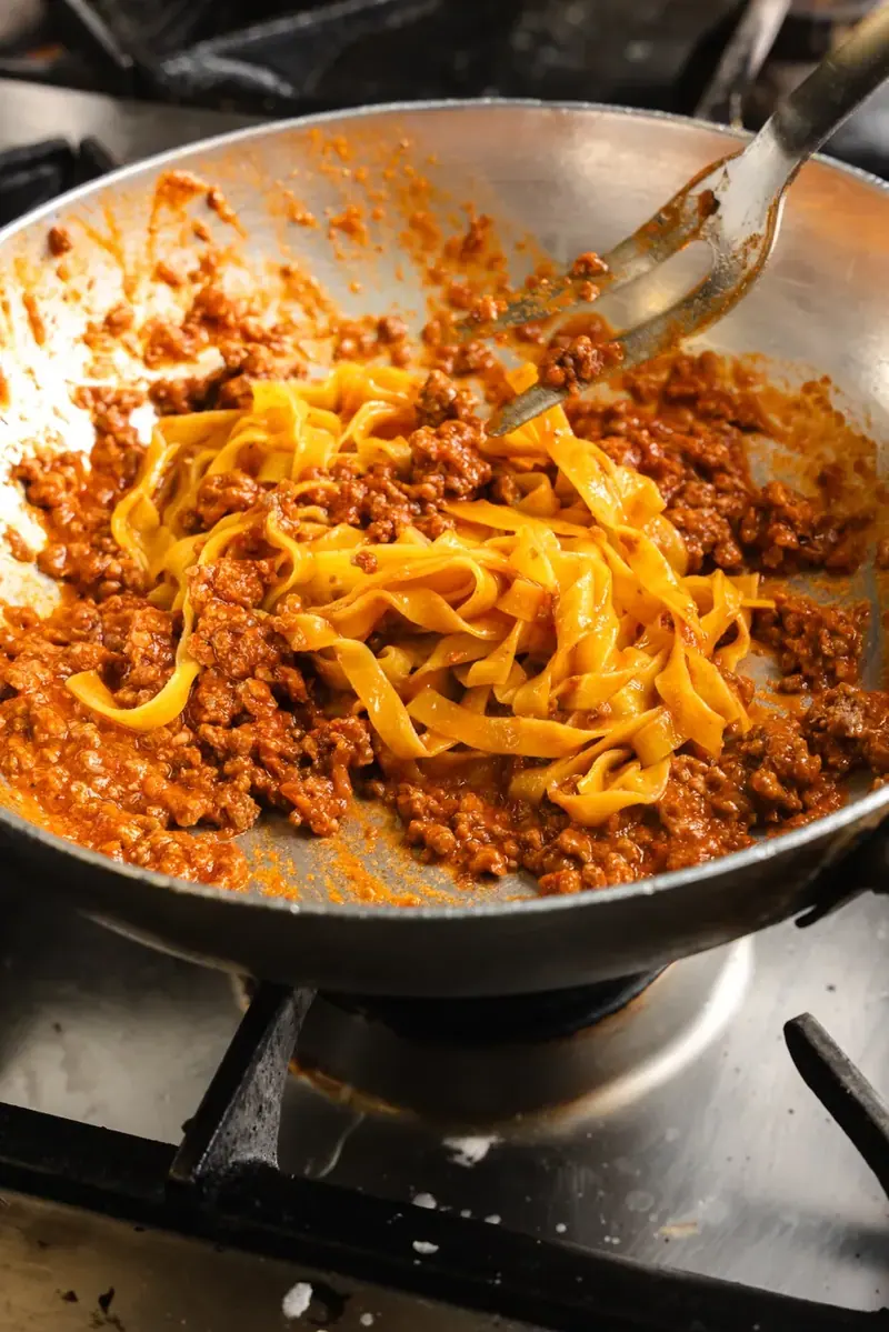 Le Tagliatelle 1955 arrotolate sulla forchetta, il primo piatto servito nel 2011