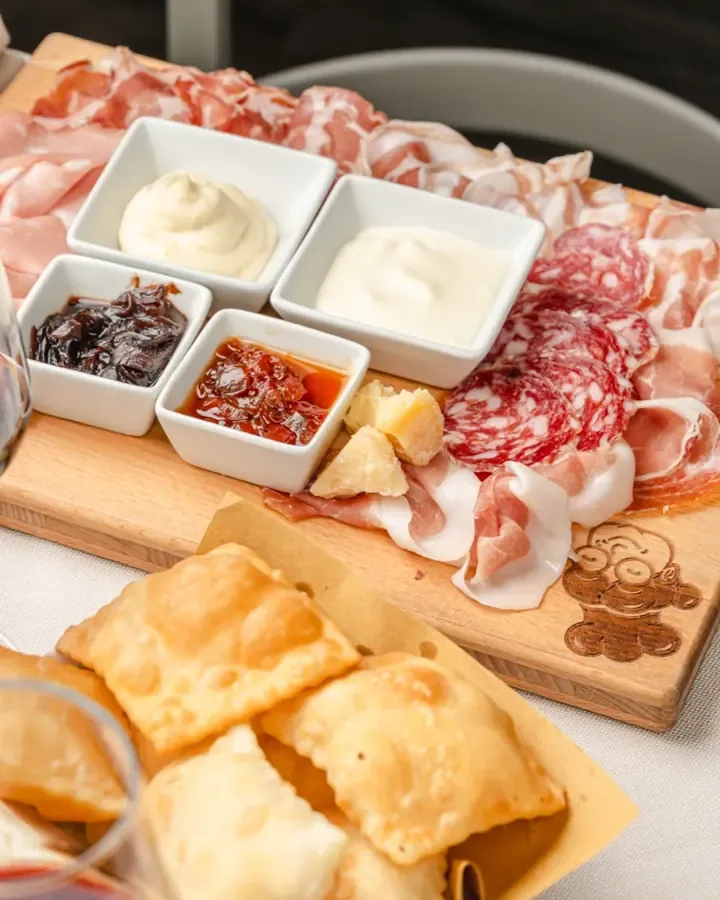 Il Gran Capriccio, il centro tavola con i salumi della Via Emilia