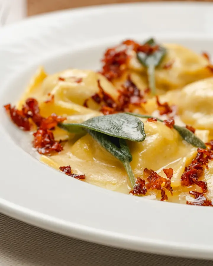 Pasta ripiena chiusa a mano nella mia cucina: I Ravioli più buoni del Mondo
