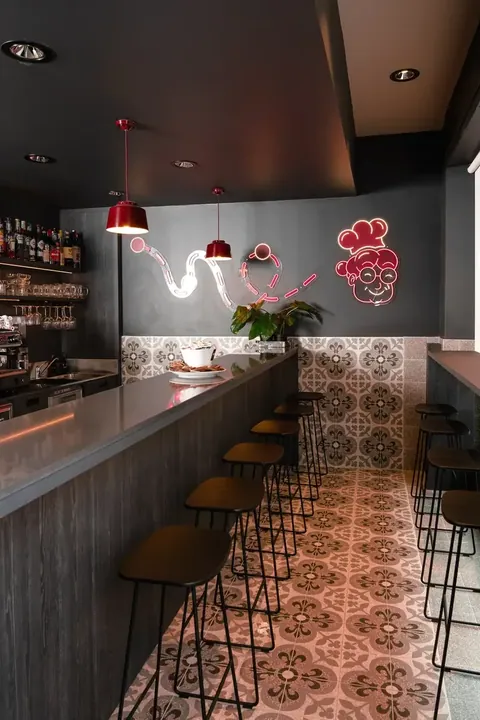 Gli sgabelli alti lungo il bancone del bar