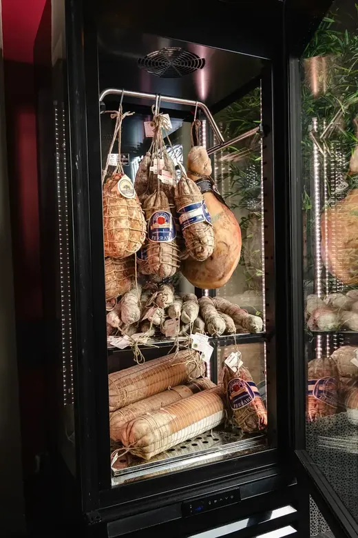 La vetrina dove stagionano i salumi