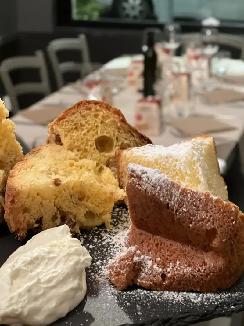 Il Dolce Brindisi: fette di panettone e di pandoro con la crema natalizia