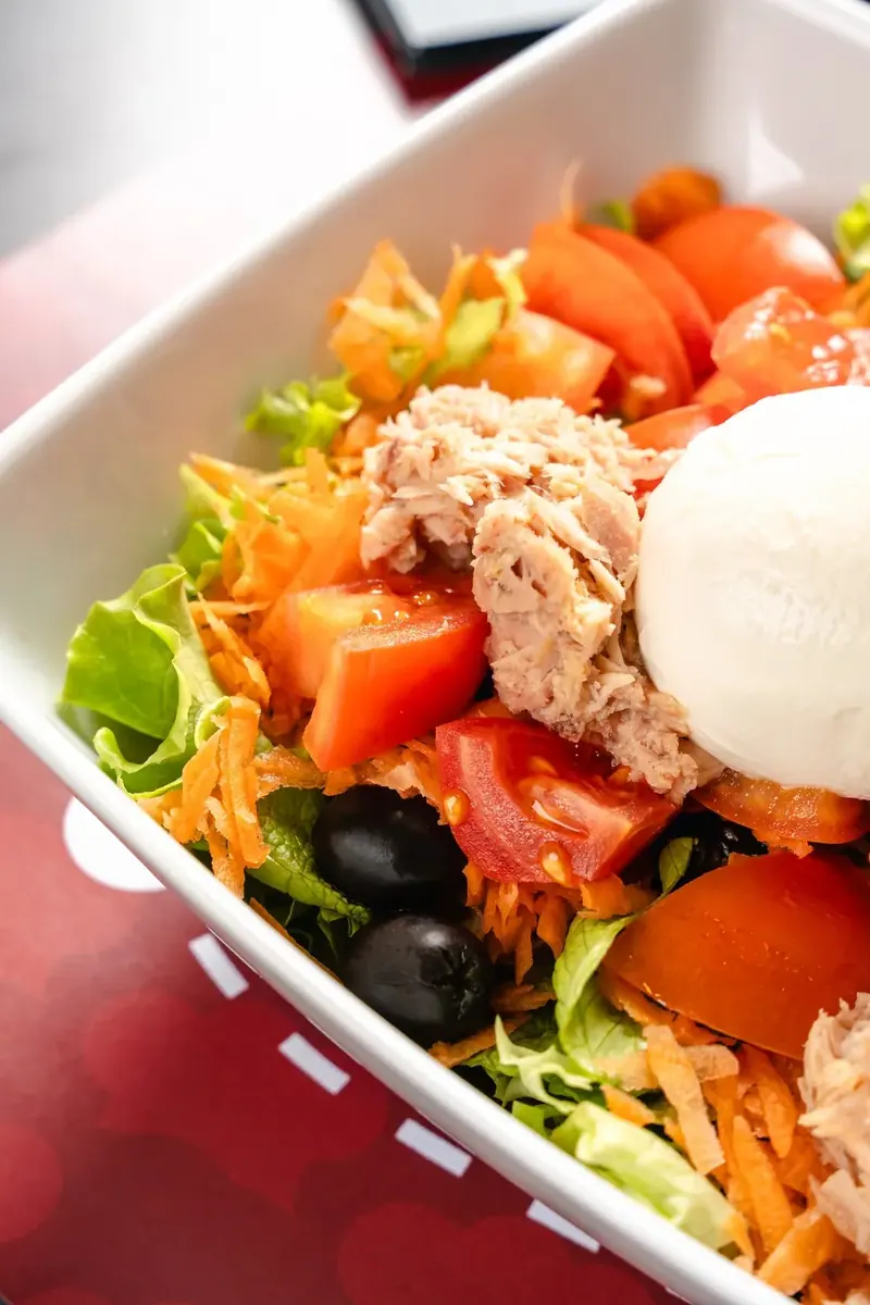 La ciotola Italiana: insalata, tonno all’extravergine, mozzarella fior di latte, pomodori, carote e olive nere