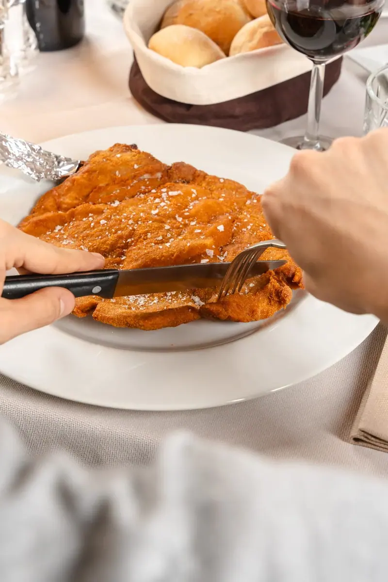 La Milanese col manico tagliata, con il cestino del pane