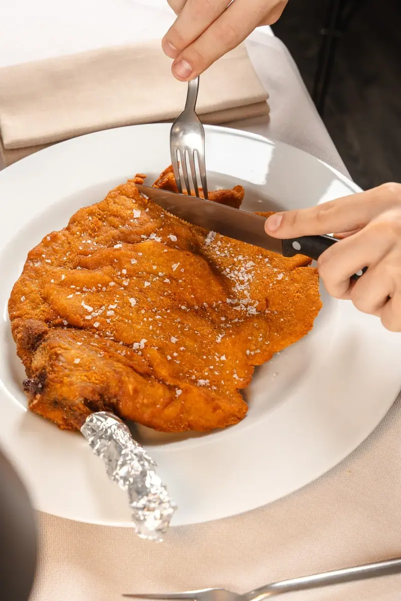 La Milanese col manico nel piatto, tagliata a tavola
