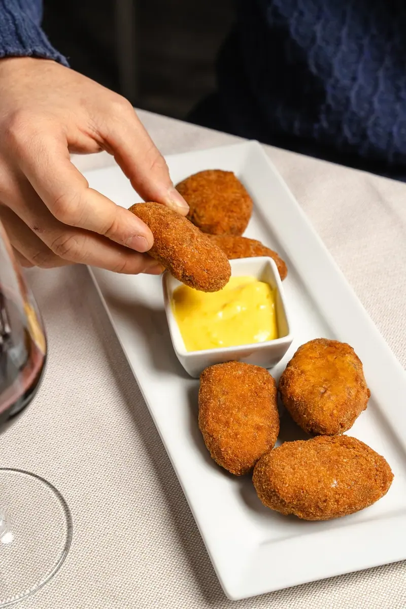 I Mondeghili nel piatto con la salsa allo zafferano