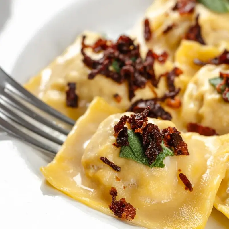 I Ravioli da vicino, con il Culatello croccante e la salvia