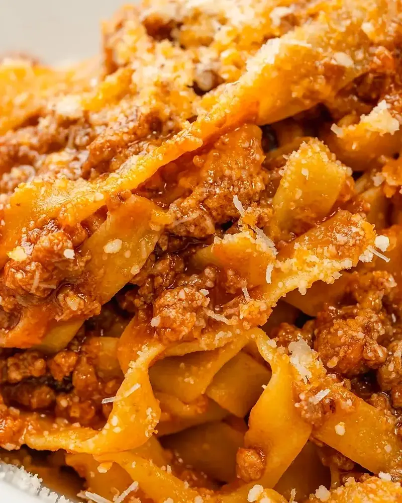 Un piatto di tagliatelle al ragù appena servito