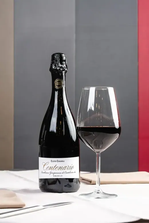 The Lambrusco Amabile «Centenario» and its glass, on my table