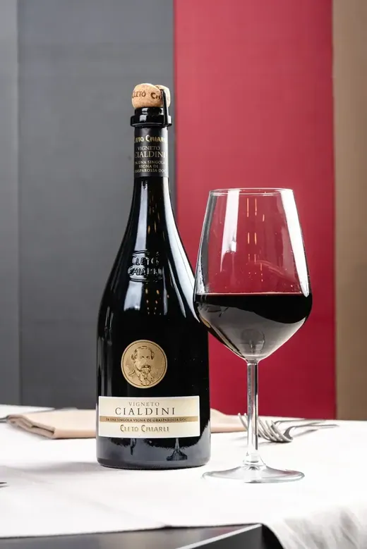 Il Lambrusco «Vigneto Cialdini» e il suo calice, sulla mia tavola