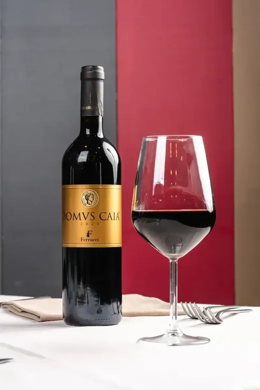 The Sangiovese «Domus Caia» and its glass, on my table